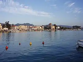 埃伊納島的海边市容