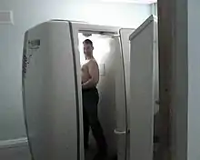 一名赤膊男性进行胸部透视检查