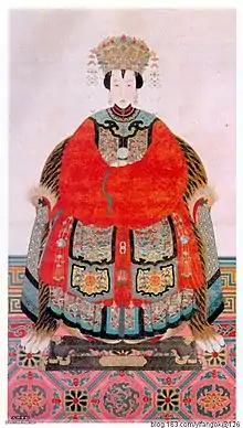 七十四代衍聖公繼配畢夫人衣冠像。清代漢族命婦服飾是明代命婦服飾的延續，保留了鳳冠霞帔等特點，屬於清朝漢族女性最高等級禮服，同時也可作為婚服之用。
