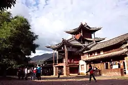 山门对面的寺登街古戏台