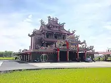 2017年拍照時，聖福廟旁的小廟已不存。