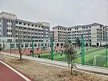 南京师大附中树人学校操场及建筑,左侧为行政楼,右侧为教学楼。