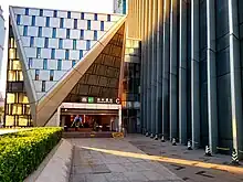 徐州道站C出口,在一座大型建筑物侧面的不规则附属建筑中,被斜后方的夕阳照射而呈现出金色
