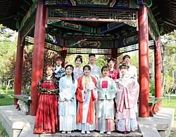曲阜師範大学某漢服社团成员的合影。