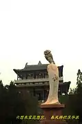 墓园内，杨贵妃汉白玉雕像