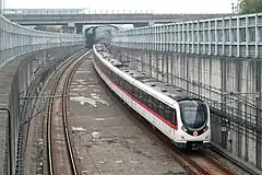 地铁1号线列车出地下隧道朝翁梅站驶去
