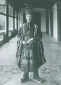 越南阮朝弘宗宣皇帝阮福晙（启定1916年—1925年）31岁登基时的冕服照片（1916年）。