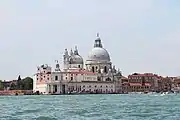 從圣马可湾欣賞海关大楼博物馆的景色
