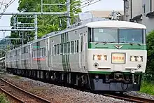 臨時快速として運用される185系電車(鎌倉あじさい号)