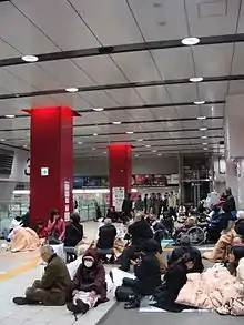 因铁路停驶而滞留车站的乘客(2011年3月11日,新宿站)