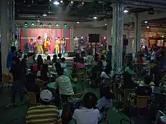 設置於小型舞台的演唱會，有時亦會舉辦簽名會或參展商活動。