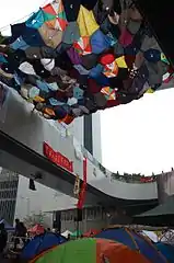 雨傘藝術晾在兩橋之間