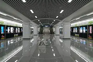 4号线的标准模板站以纵向钢管为元素布置，图为复兴路站。