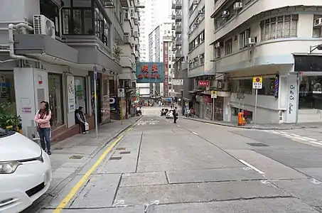 校巴在無人駕駛的情況下沿長康街斜路不斷溜前滑行，並越過英皇道