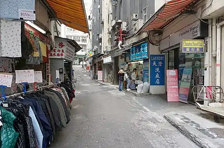 校巴餘勢未了，衝入熙和街後掃過左邊地攤及碰跌多名途人，直至撞到璇宮大廈後門（洗衣店左方）才停下