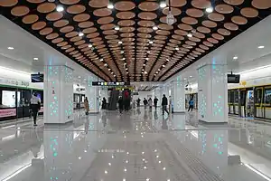采用类似草间弥生风格的密集圆点进行装饰体现前卫感的新天地街站