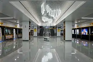 黄鹤山站以切片线条灯勾勒出山川轮廓线