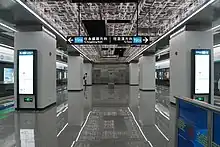 火车东站站台吊顶采用金属镂空和弧形设计。
