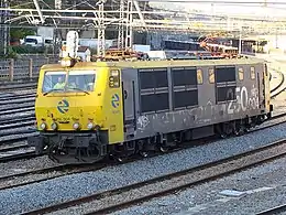 编号为250-004的“西班牙国铁250型电力机车”在曼雷萨站（西班牙语：），2008年11月14日拍摄。