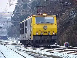 编号为250-004的“西班牙国铁250型电力机车”在曼雷萨站（西班牙语：），2009年1月9日拍摄。