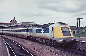 1975年时的“英國鐵路252型內燃動車組”，拍摄于滨海韦斯顿站（英语：）。