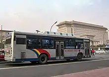 2005年，一台采用后置式空调机的京华BK6100CNG型，车顶为压缩天然气气瓶而非空调机