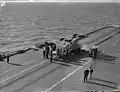 一架正要從航空母艦上起飛的海火機