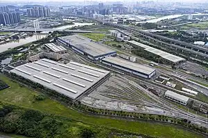 中间蓝色建筑为广州中车轨道交通装备有限公司厂区，下侧为大洲车辆段，上侧为大洲停车场