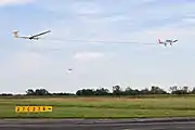一架Grob G103 Twin Astir II滑翔机由一架Robin DR400-180R单引擎轻型飞机牵引起飞。
