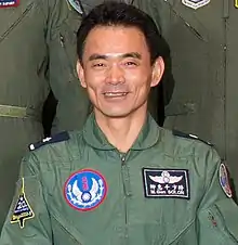 著空軍飛行服的將官（柳惠千少將）