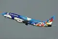 日空航空波音737-4Y0「島海豚」（Island Dolphin）彩繪機。（2004年時攝於羽田機場）