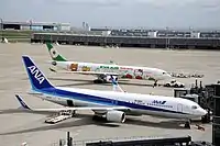 全日空航空B767-300ER客機與長榮航空A330-300客機停泊於東京國際機場。