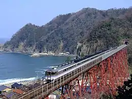 Kiha181系「濱風」經過仍為鐵橋的余部橋（2006年3月7日）