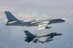 中華民國空軍F-16偵巡戰鬥機正全程戒護伴飛一架解放軍空軍轟炸機行經臺海上空。