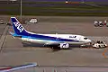 日空航空波音737-500新塗裝，機尾垂直尾翼上漆繪著與母公司全日本空輸同樣的「ANA」字樣，但機身塗裝細節略有不同。（2005年時攝於羽田機場）