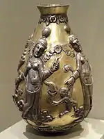 約鑄造於公元300年－500年間的鍍金銀容器，瓶上的女舞者可能是祆教酒神的宗教形像，或是希臘酒神狄俄倪索斯的崇拜者