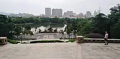 从姚依林铜像眺望百荷公园，两边的松树即为“夫妻连理树”