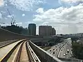 白蒲大道和捷运轨道。