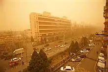 揚沙及浮塵另天空呈現暗黃色,能見度極為有限,空氣變得混濁不堪