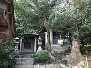 左邊是檢非違使社，右邊是鐘樓
