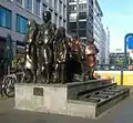 站外的「駛向生、駛向死（德语：）」紀念雕像，攝於2009年