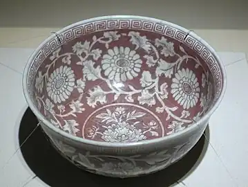 明洪武釉里红缠枝菊纹碗（日本松冈美术馆（日语：）藏）