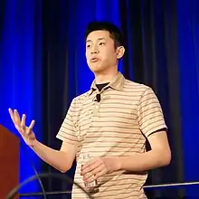 布兰登·钟在发表演讲。