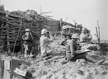 1917年,一次世界大战中的英法炮兵观察员