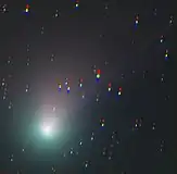 2023年1月28日的彗星，由於追蹤它在天空中的運動而有相對運動的星跡。