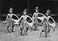 日惹的Beksan舞（爪哇舞蹈（英语：）的一種，約攝於1870年）