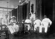 Oey Djie San（英语：）（唐格朗甲必丹與Karawaci（英语：）地主）與歐洲客人。攝於1920至1922年。