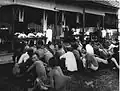 1920–1940年間，来自中国广东汕头的中国工人正在北苏门答腊勿老灣（英语：）棉兰劳动监察局等待移民官员准备合同。