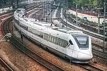 为广深动车组列车定制的CRH6A列车运行在广州市区