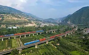 路線：陇海铁路元龍站附近車輛：HXD1型电力机车牵引货运列车